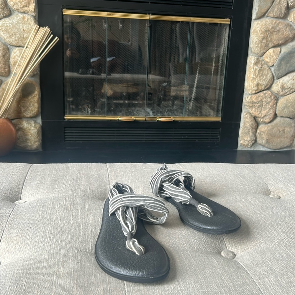 Sanuk Yoga Slingbacks in Grey Stripe Size 6